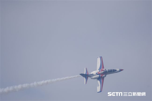 台中清泉崗空軍基地26日對外公開營區參觀，雷虎小組特技編隊　圖／記者林敬旻攝