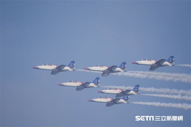 台中清泉崗空軍基地26日對外公開營區參觀，雷虎小組特技編隊　圖／記者林敬旻攝
