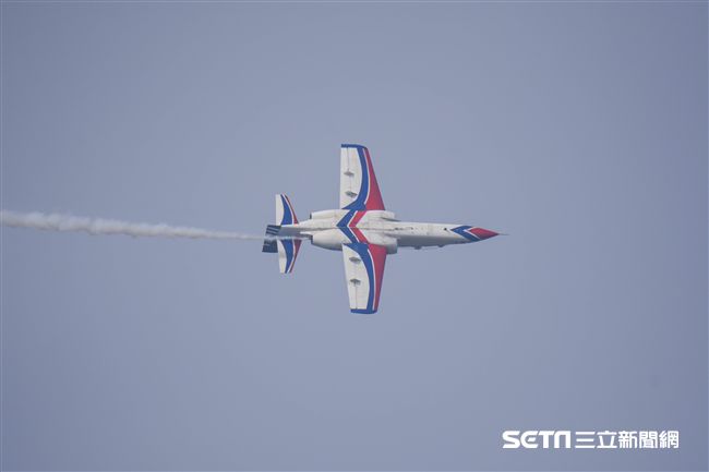 台中清泉崗空軍基地26日對外公開營區參觀，雷虎小組特技編隊　圖／記者林敬旻攝