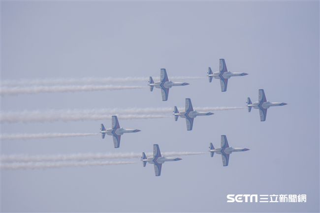 台中清泉崗空軍基地26日對外公開營區參觀，雷虎小組特技編隊　圖／記者林敬旻攝