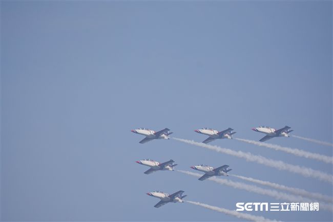 台中清泉崗空軍基地26日對外公開營區參觀，雷虎小組特技編隊　圖／記者林敬旻攝