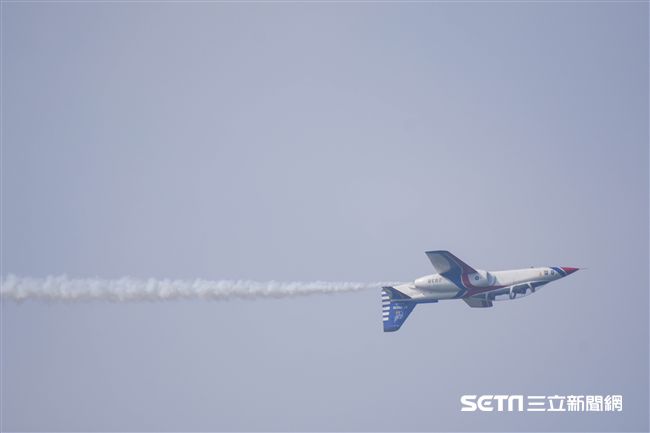 台中清泉崗空軍基地26日對外公開營區參觀，雷虎小組特技編隊　圖／記者林敬旻攝