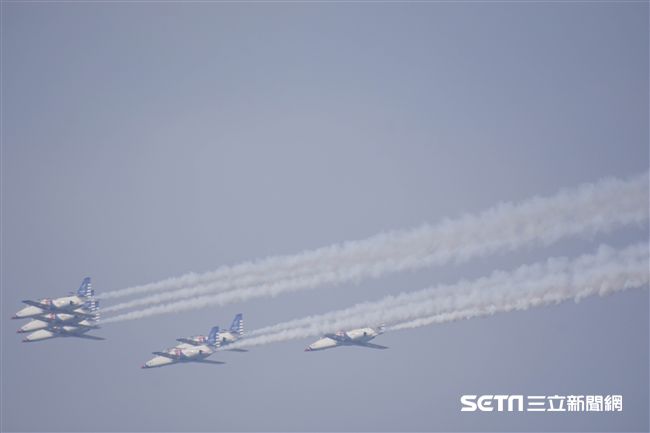 台中清泉崗空軍基地26日對外公開營區參觀，雷虎小組特技編隊　圖／記者林敬旻攝