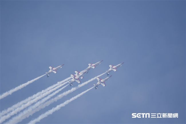 台中清泉崗空軍基地26日對外公開營區參觀，雷虎小組特技編隊　圖／記者林敬旻攝