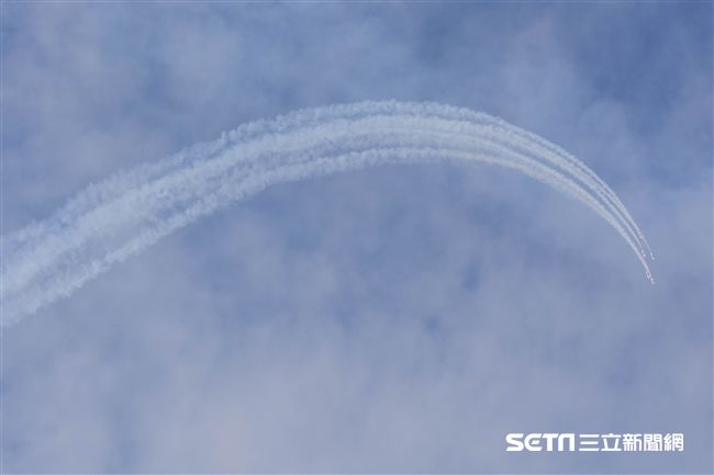 台中清泉崗空軍基地26日對外公開營區參觀，雷虎小組特技編隊　圖／記者林敬旻攝