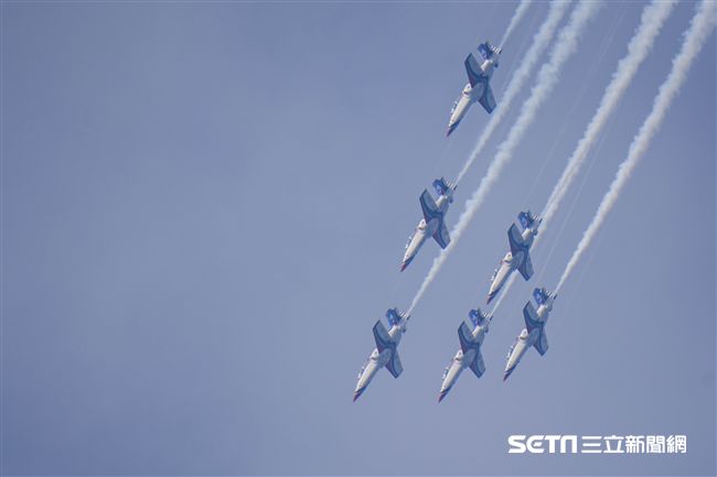 台中清泉崗空軍基地26日對外公開營區參觀，雷虎小組特技編隊　圖／記者林敬旻攝