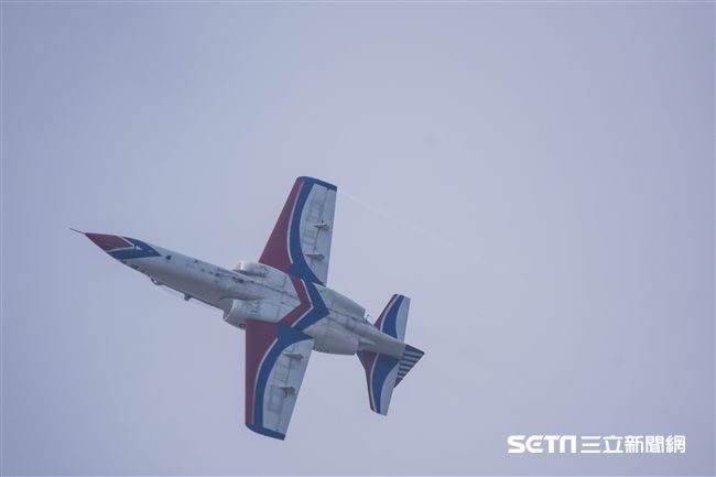 台中清泉崗空軍基地26日對外公開營區參觀，雷虎小組特技編隊　圖／記者林敬旻攝