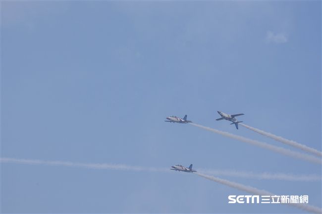 台中清泉崗空軍基地26日對外公開營區參觀，雷虎小組特技編隊　圖／記者林敬旻攝