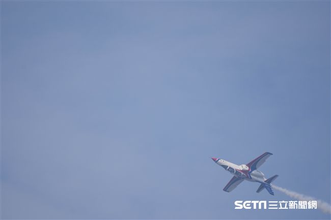 台中清泉崗空軍基地26日對外公開營區參觀，雷虎小組特技編隊　圖／記者林敬旻攝