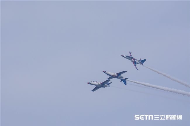 台中清泉崗空軍基地26日對外公開營區參觀，雷虎小組特技編隊　圖／記者林敬旻攝