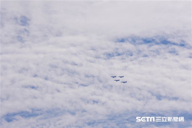 台中清泉崗空軍基地26日對外公開營區參觀，雷虎小組特技編隊　圖／記者林敬旻攝