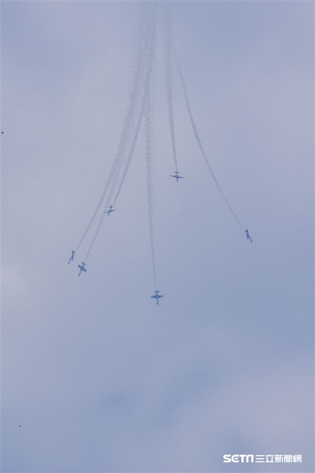 台中清泉崗空軍基地26日對外公開營區參觀，雷虎小組特技操演　圖／記者林敬旻攝