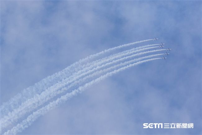 台中清泉崗空軍基地26日對外公開營區參觀，雷虎小組特技操演　圖／記者林敬旻攝