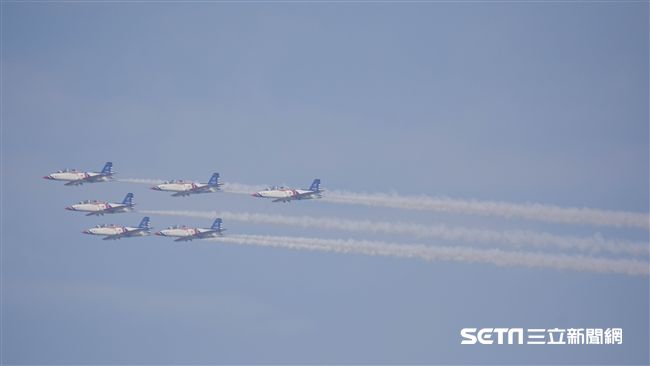 台中清泉崗空軍基地26日對外公開營區參觀，雷虎小組特技操演　圖／記者林敬旻攝