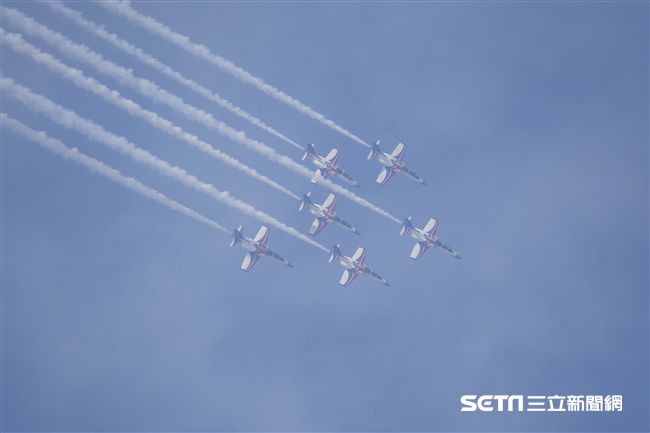 台中清泉崗空軍基地26日對外公開營區參觀，雷虎小組特技操演　圖／記者林敬旻攝
