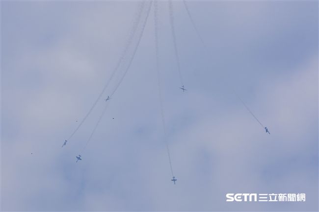 台中清泉崗空軍基地26日對外公開營區參觀，雷虎小組特技操演　圖／記者林敬旻攝