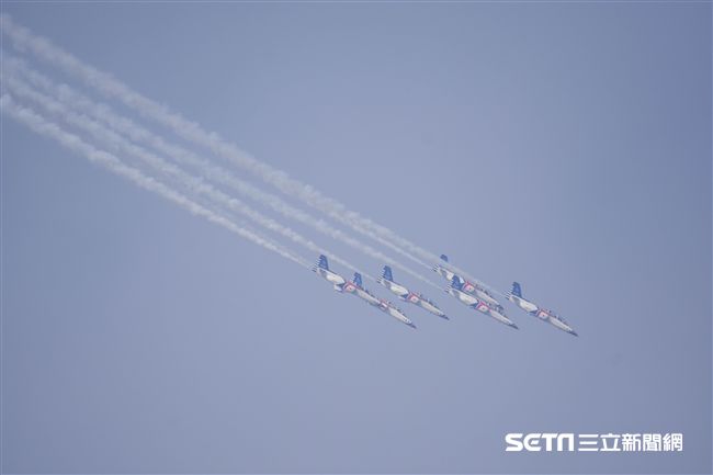 台中清泉崗空軍基地26日對外公開營區參觀，雷虎小組特技操演　圖／記者林敬旻攝