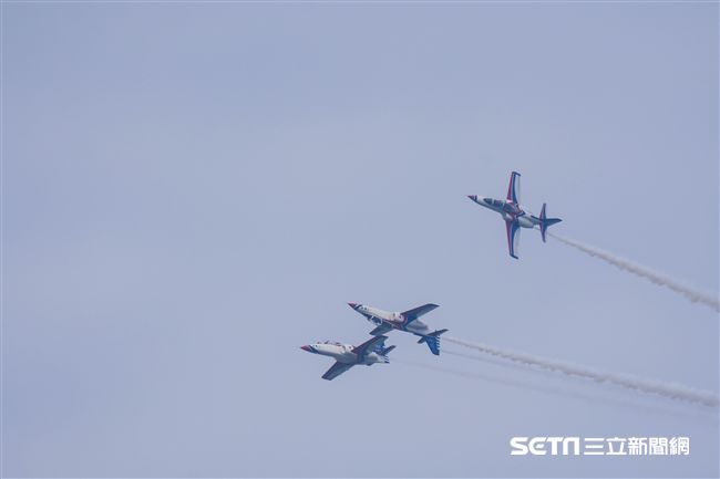 台中清泉崗空軍基地26日對外公開營區參觀，雷虎小組特技操演　圖／記者林敬旻攝