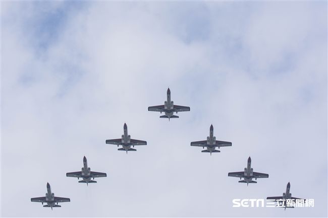 台中清泉崗空軍基地26日對外公開營區參觀，雷虎小組特技操演　圖／記者林敬旻攝