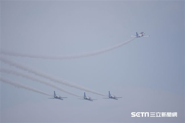 台中清泉崗空軍基地26日對外公開營區參觀，雷虎小組特技操演　圖／記者林敬旻攝