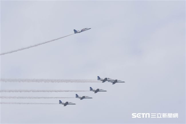 台中清泉崗空軍基地26日對外公開營區參觀，雷虎小組特技操演　圖／記者林敬旻攝