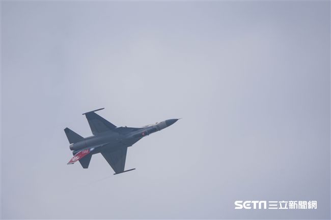 台中清泉崗空軍基地26日對外公開營區參觀，經國號戰機單機操演　圖／記者林敬旻攝