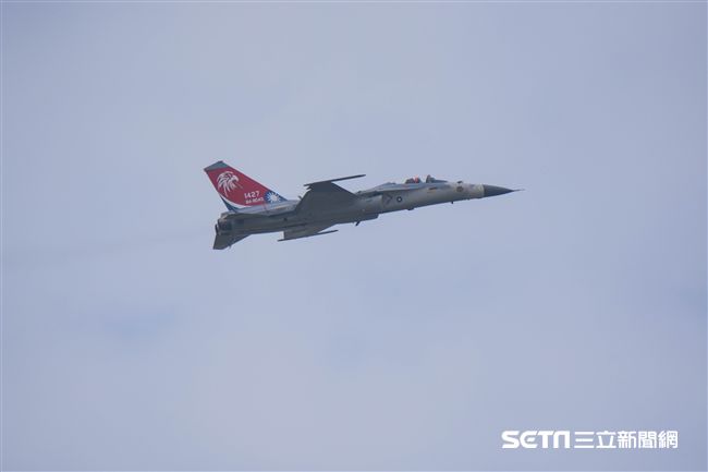 台中清泉崗空軍基地26日對外公開營區參觀，經國號戰機單機操演　圖／記者林敬旻攝