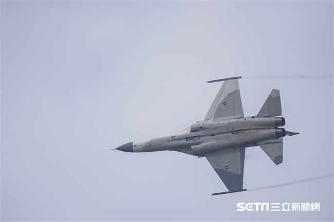 台中清泉崗空軍基地26日對外公開營區參觀，經國號戰機單機操演　圖／記者林敬旻攝