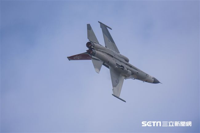 台中清泉崗空軍基地26日對外公開營區參觀，經國號戰機單機操演　圖／記者林敬旻攝