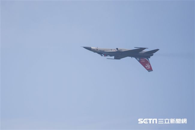 台中清泉崗空軍基地26日對外公開營區參觀，經國號戰機單機操演　圖／記者林敬旻攝