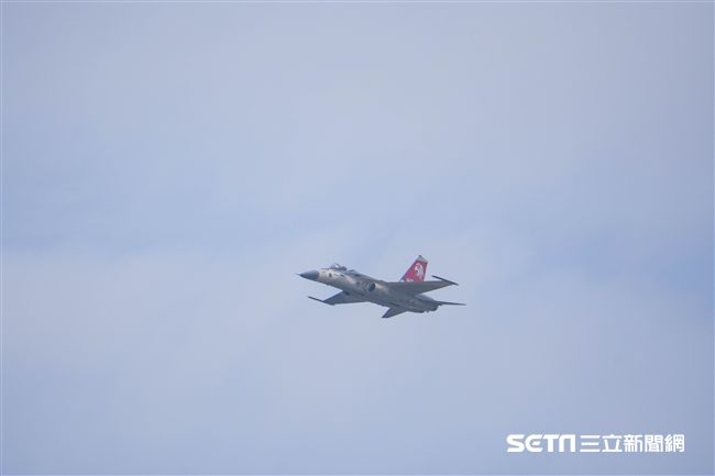 台中清泉崗空軍基地26日對外公開營區參觀，經國號戰機單機操演　圖／記者林敬旻攝