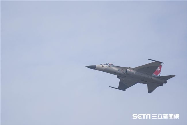 台中清泉崗空軍基地26日對外公開營區參觀，經國號戰機單機操演　圖／記者林敬旻攝