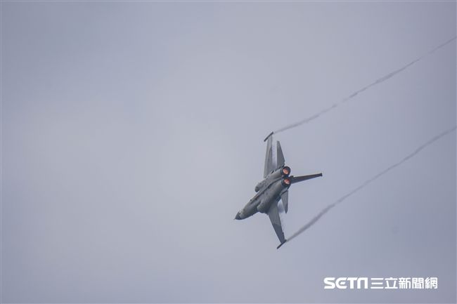台中清泉崗空軍基地26日對外公開營區參觀，F16單機操演　圖／記者林敬旻攝