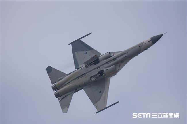 台中清泉崗空軍基地26日對外公開營區參觀，F16戰機單機操演　圖／記者林敬旻攝
