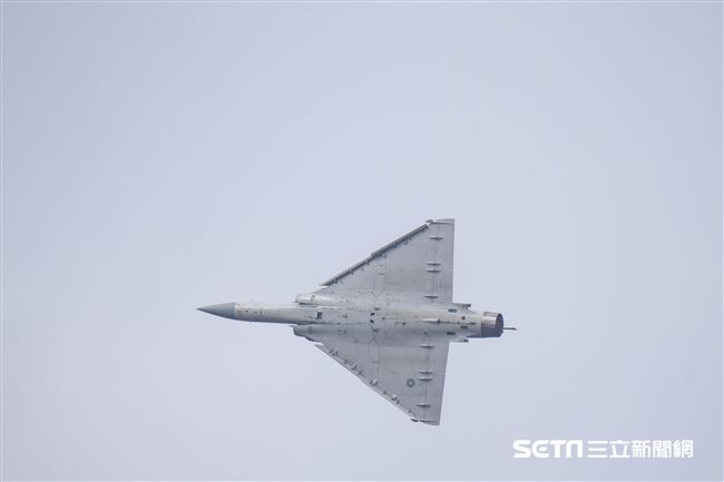 台中清泉崗空軍基地26日對外公開營區參觀，幻象2000單機操演　圖／記者林敬旻攝