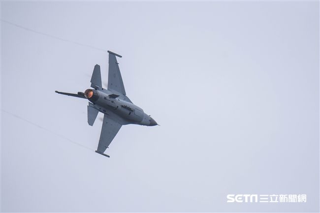 台中清泉崗空軍基地26日對外公開營區參觀，F16戰機單機操演　圖／記者林敬旻攝