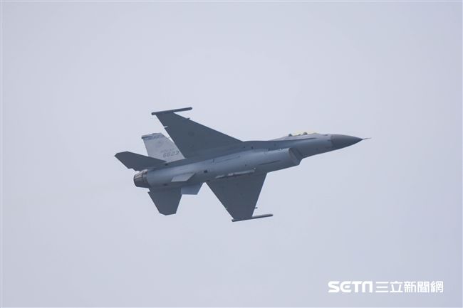 台中清泉崗空軍基地26日對外公開營區參觀，F16戰機單機操演　圖／記者林敬旻攝