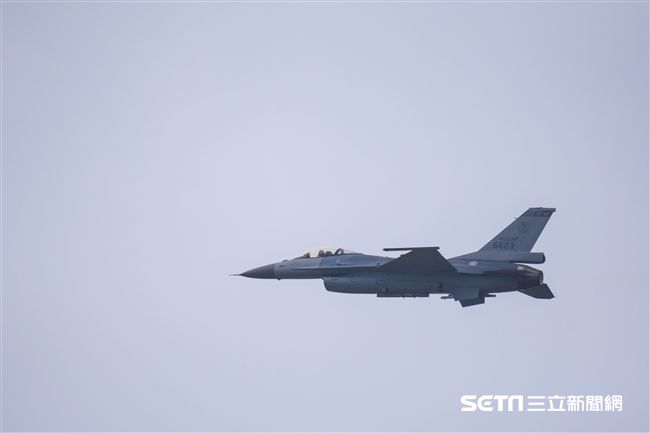 台中清泉崗空軍基地26日對外公開營區參觀，F16戰機單機操演　圖／記者林敬旻攝