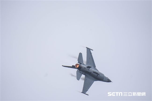台中清泉崗空軍基地26日對外公開營區參觀，F16戰機單機操演　圖／記者林敬旻攝