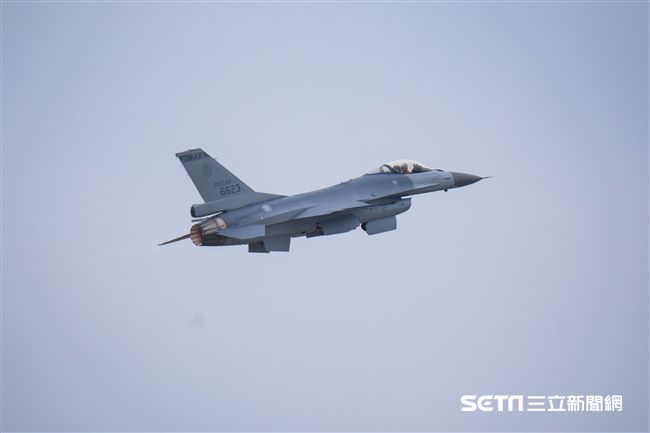 台中清泉崗空軍基地26日對外公開營區參觀，F16戰機單機操演　圖／記者林敬旻攝