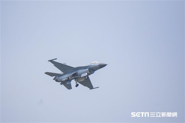 台中清泉崗空軍基地26日對外公開營區參觀，F16戰機單機操演　圖／記者林敬旻攝