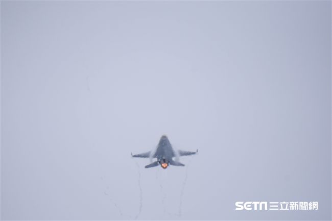 台中清泉崗空軍基地26日對外公開營區參觀，F16戰機單機操演　圖／記者林敬旻攝