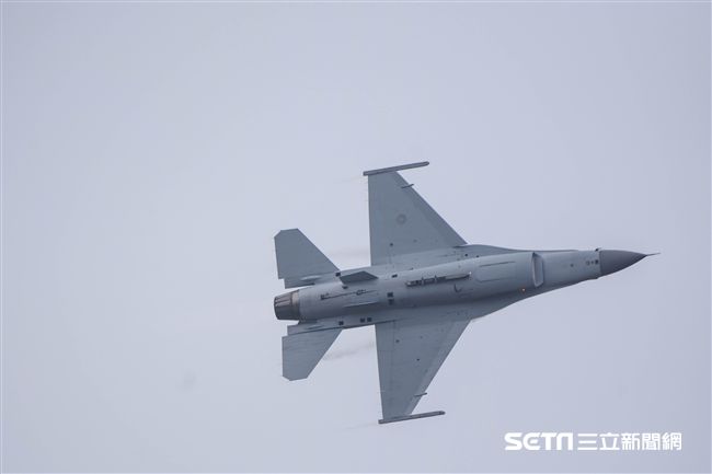 台中清泉崗空軍基地26日對外公開營區參觀，F16戰機單機操演　圖／記者林敬旻攝