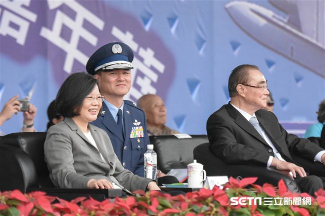 台中清泉崗空軍基地26日對外公開營區參觀，總統蔡英文蒞臨會場　圖／記者林敬旻攝