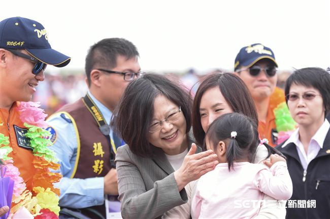 台中清泉崗空軍基地26日對外公開營區參觀，總統蔡英文蒞臨會場與民互動　圖／記者林敬旻攝