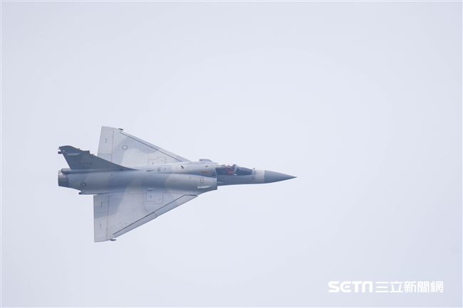 台中清泉崗空軍基地26日對外公開營區參觀，幻象2000單機操演　圖／記者林敬旻攝