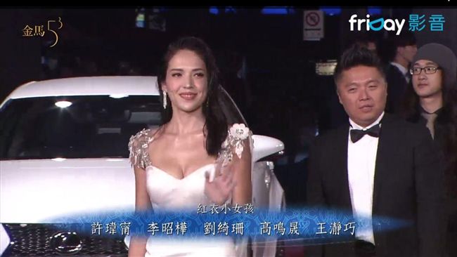 高衩白禮服絕美！許瑋甯盡顯得獎氣勢