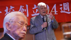 前總統李登輝（右）26日在台北出席台北高等學校創立94週年紀念大會，以「邁向國家正常化的步伐」為題發表演說。（圖／中央社）