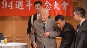 前總統李登輝（前左）26日在台北出席台北高等學校創立94週年紀念大會，以「邁向國家正常化的步伐」為題發表演說，也對於國政提出多項批評與建言。（圖／中央社）