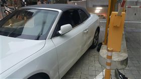 三重男子夾汽車與欄柱間　一度命危
三重國民運動中心26日下午發生離奇事故，男子被夾在
汽車與停車場入口處車道旁的欄柱間，動彈不得，被救
出時一度沒有呼吸心跳，已送醫急救。
（警消提供）
中央社記者王鴻國傳真　105年11月26日